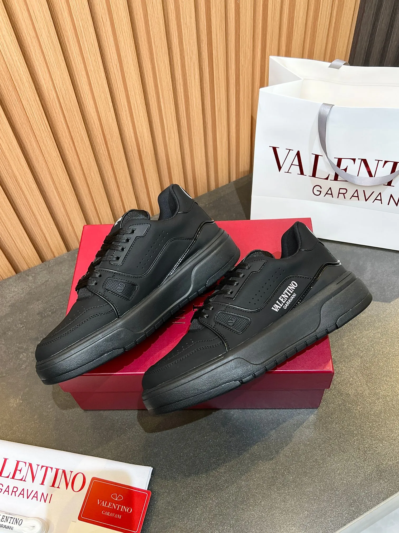👟👟Ex-factory price 680👟👟 𝑽𝒂𝒍𝒆𝒏𝒕𝒊𝒏𝒐Valentino 𝑶𝒏𝒆𝑺𝒕𝒖𝒅 Couple's sneaker series Valentino 2025 latest couple's sneakers same style for celebrities Hot sale. The original ZP was purchased and dismantled. Repeated printing and modification. Trying to restore the original version 1:1! Top luxury masterpiece, soft and comfortable, combining fashion and leisure, bringing excellent and elegant texture and excellent on-foot comfort. Top purchasing version upper: imported calfskin surface/original oil edge craftsmanship. Lining: water-dyed cowhide lining. Outsole: original development 𝐓𝐏𝐔 two-color combination outsole. Packaging: original configuration complete package. Code number: 34-44
